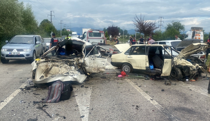 Refüjü aştı karşıdan gelen araçla kafa kafaya çarpıştı