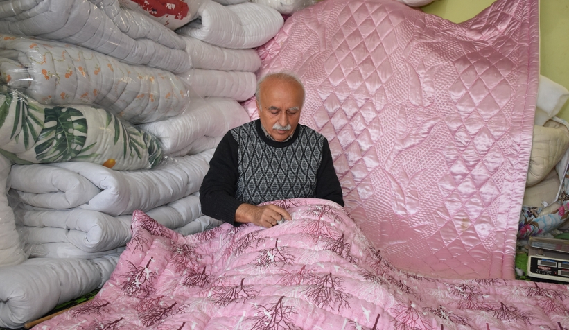 Rengarenk kumaşlarla yorgan dikerek geçen ömür