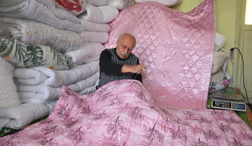 Rengarenk kumaşlarla yorgan dikerek geçen ömür