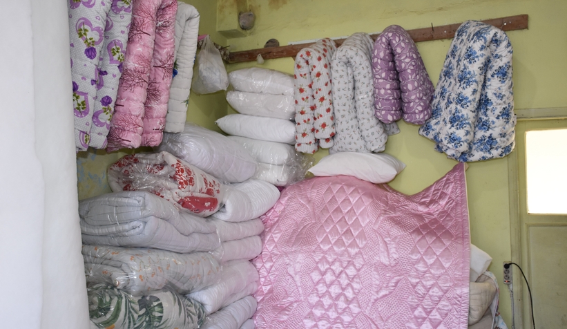 Rengarenk kumaşlarla yorgan dikerek geçen ömür