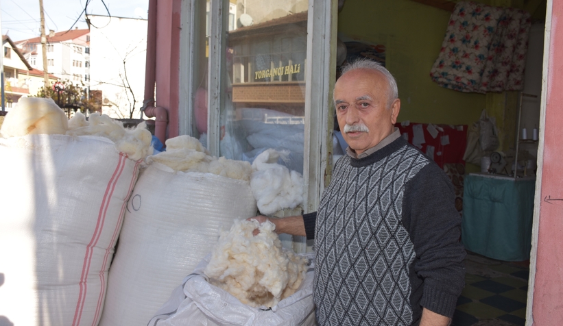 Rengarenk kumaşlarla yorgan dikerek geçen ömür