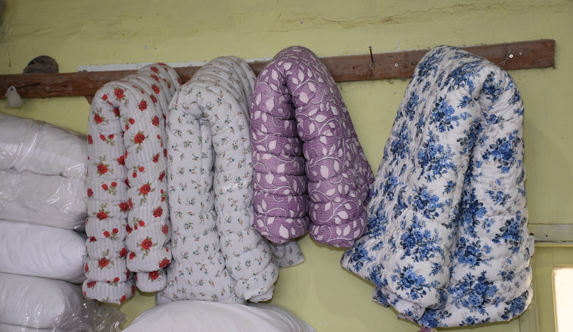 Rengarenk kumaşlarla yorgan dikerek geçen ömür