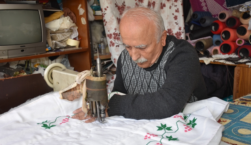 Rengarenk kumaşlarla yorgan dikerek geçen ömür