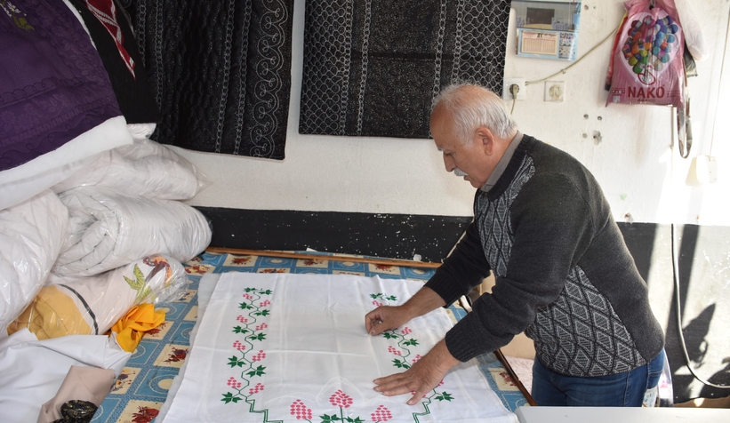 Rengarenk kumaşlarla yorgan dikerek geçen ömür