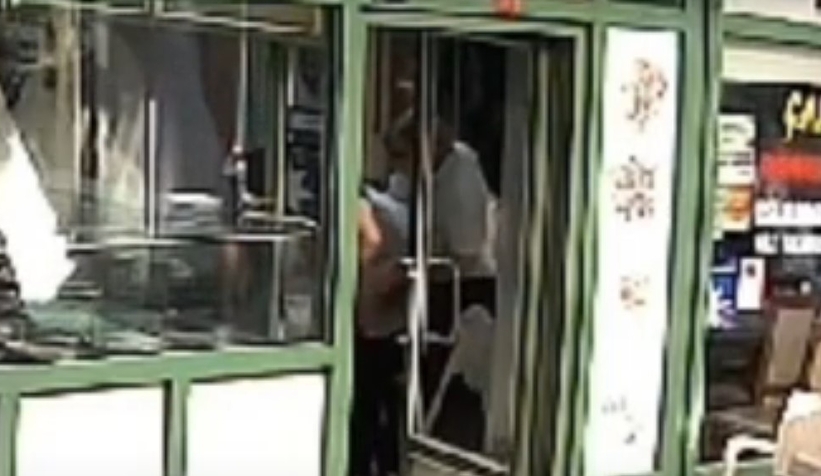 Restoran şefi boğazına yemek kaçan müşteriyi kurtardı