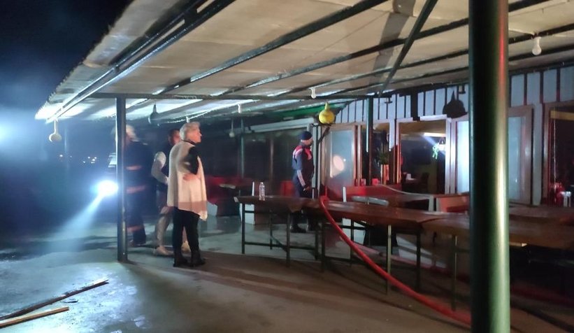 Restoranının yanışını gözyaşları içinde izledi