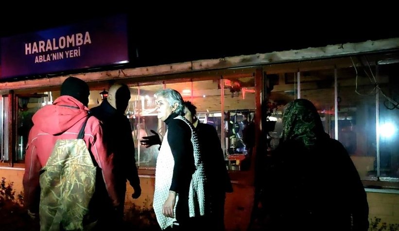 Restoranının yanışını gözyaşları içinde izledi