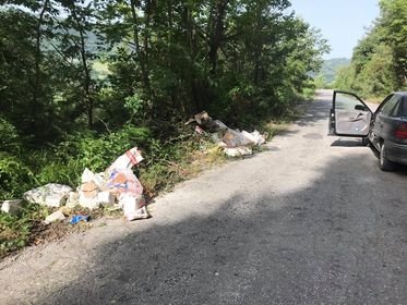 Rezillik mahalleyi çöplüğe çevirdiler