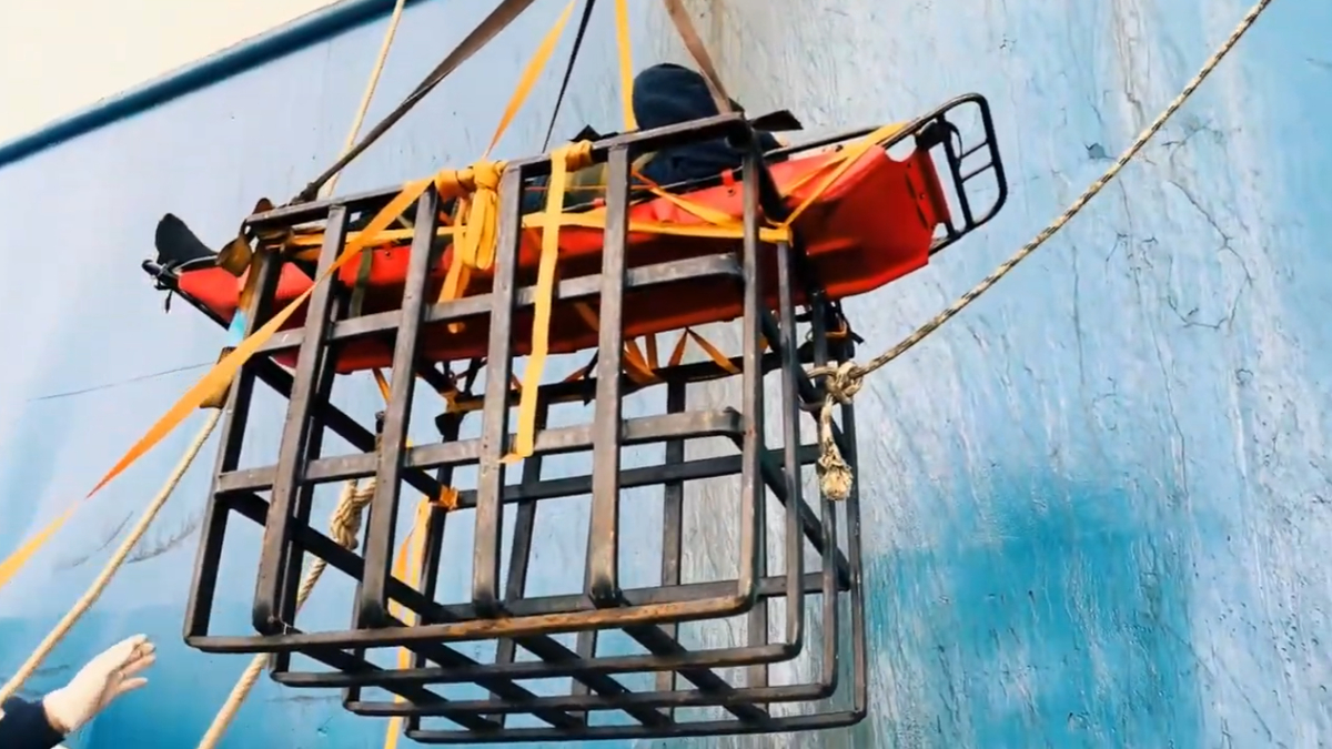 RO-RO gemisindeki hasta kurtarma operasyonunun görüntüleri ortaya çıktı