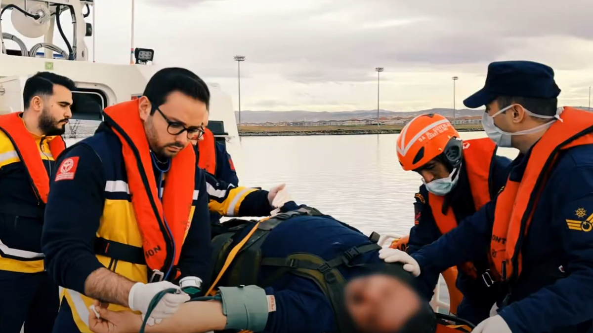 RO-RO gemisindeki hasta kurtarma operasyonunun görüntüleri ortaya çıktı