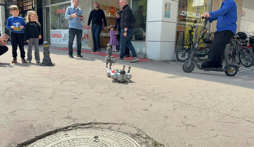 robot-kopek-akyazililarla-bulustuq1k1ykkybu