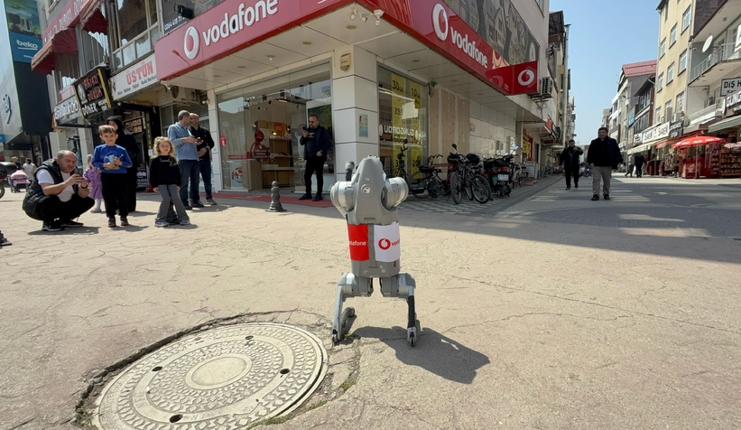 robot-kopek-akyazililarla-bulustuq1k1ykkybu