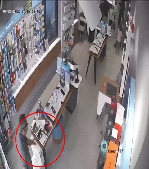 Robot süpürgeyi kendi mallarıymış gibi alıp gittiler