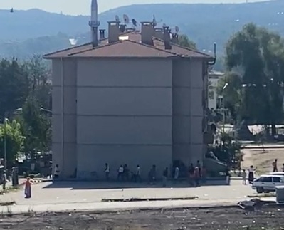 Romanlar sitede birbirine girdi