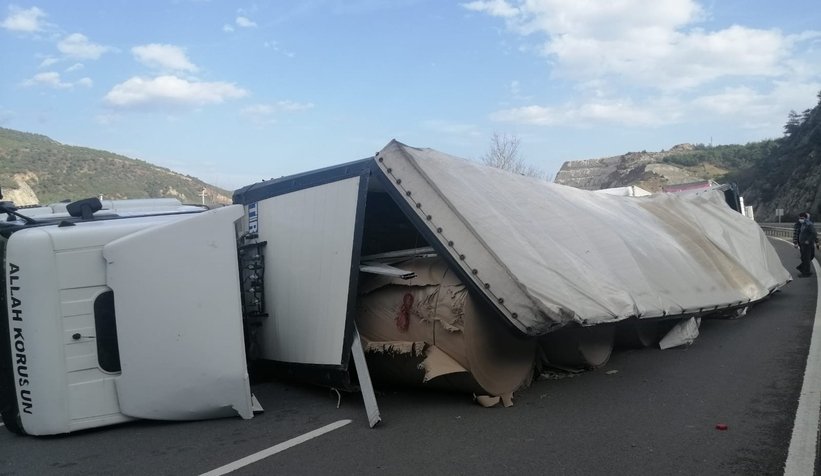 Rulo kağıt yüklü tır devrildi