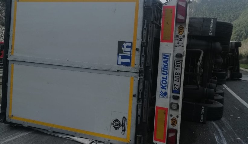 Rulo kağıt yüklü tır devrildi