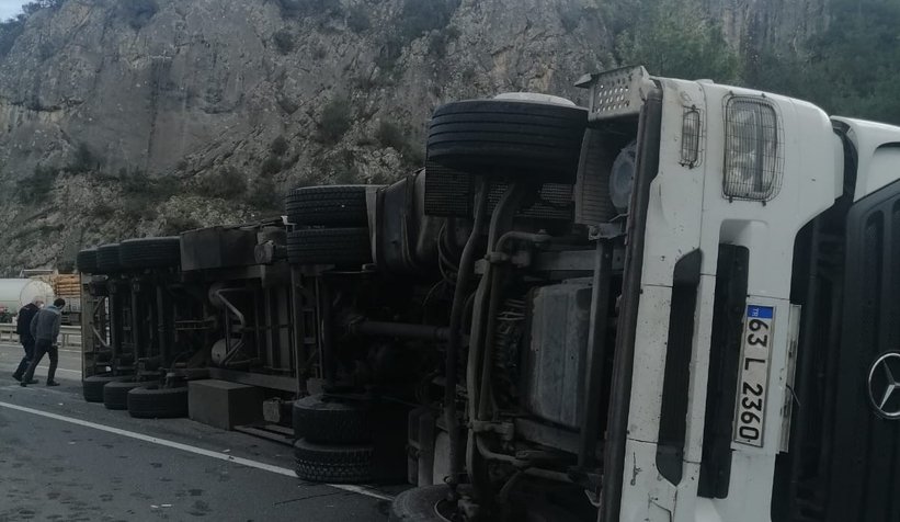 Rulo kağıt yüklü tır devrildi