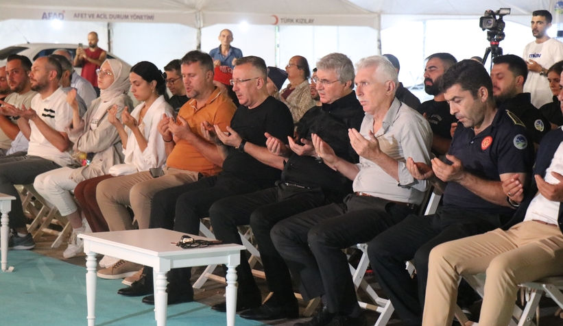 Saatler 03.02’de eller semaya açıldı