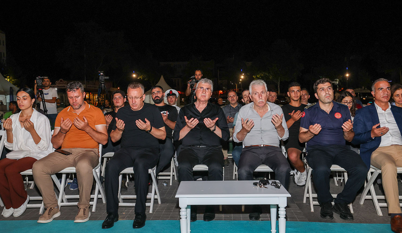 Saatler 03.02’de eller semaya açıldı