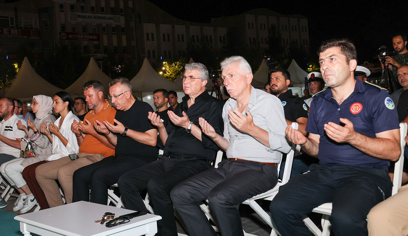 Saatler 03.02’de eller semaya açıldı