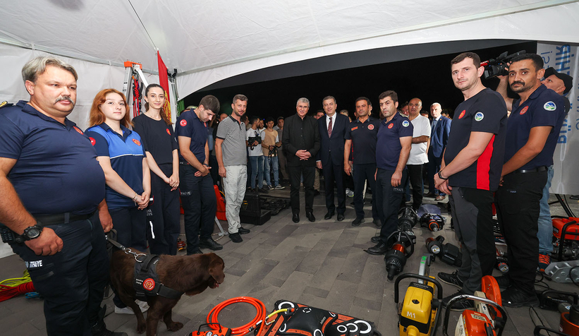 Saatler 03.02’de eller semaya açıldı