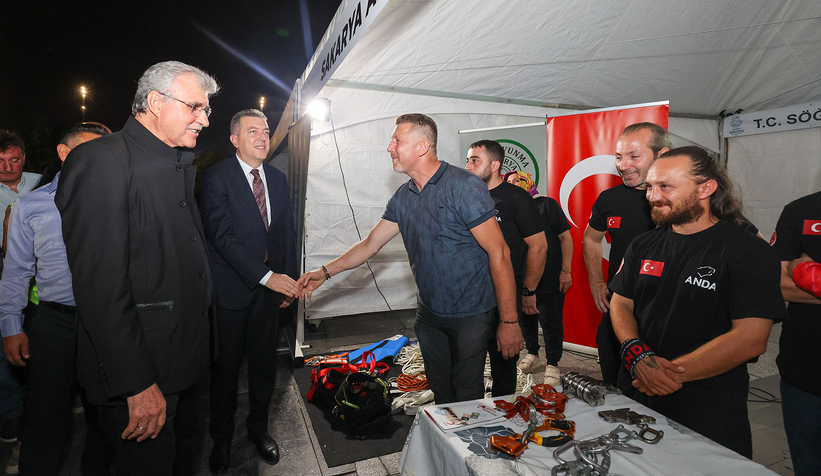 Saatler 03.02’de eller semaya açıldı