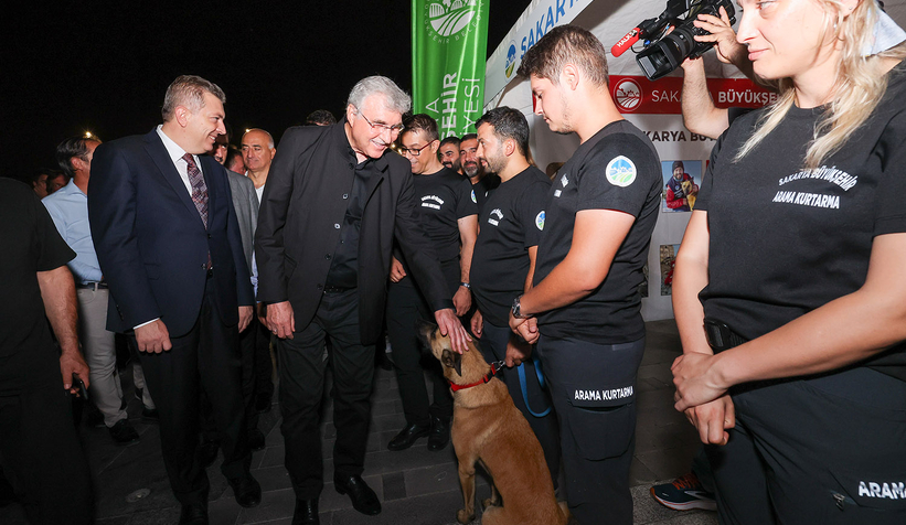 Saatler 03.02’de eller semaya açıldı