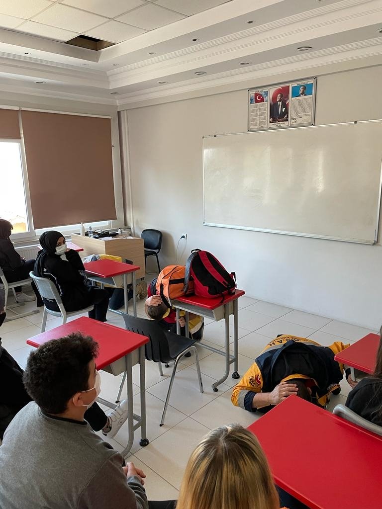 SABAH arama kurtarma derneği öğrencilere eğitim verdi