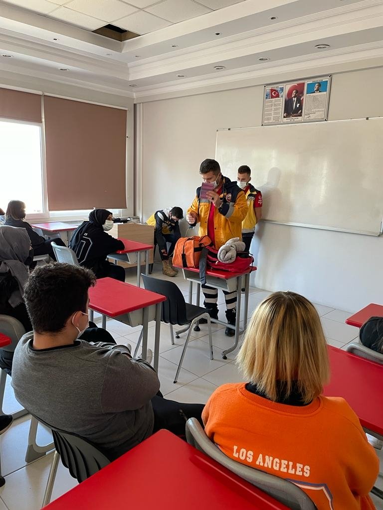 SABAH arama kurtarma derneği öğrencilere eğitim verdi