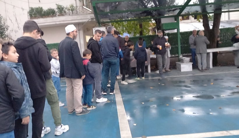 sabah-namazinda-baba-ogul-ayni-safta-bulustuuuu1z1vptn