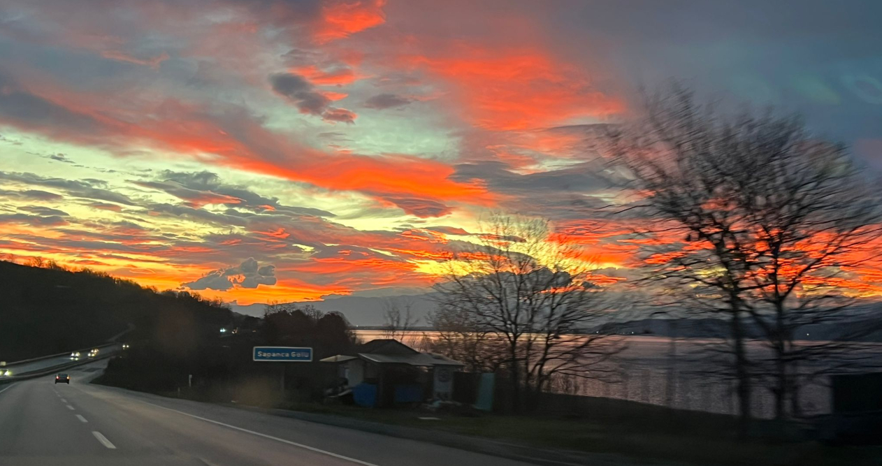 Sabahın ilk ışıklarıyla kartpostallık manzara