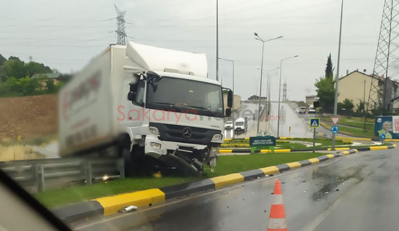 Sabıkalı kavşakta bir kaza daha