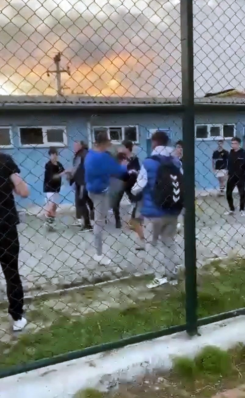 Saha karıştı, futbolcular birbirine girdi