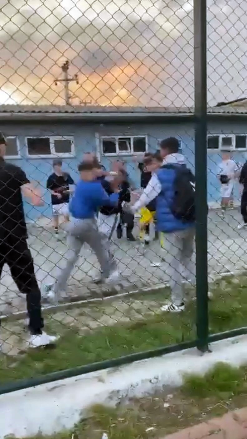 Saha karıştı, futbolcular birbirine girdi