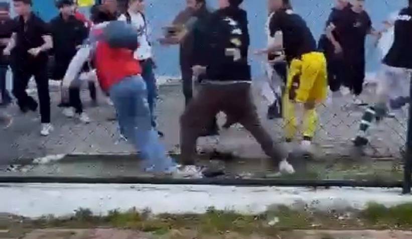 Saha karıştı, futbolcular birbirine girdi