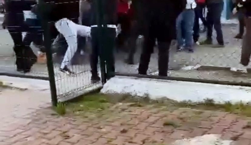 Saha karıştı, futbolcular birbirine girdi