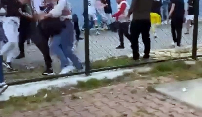 Saha karıştı, futbolcular birbirine girdi