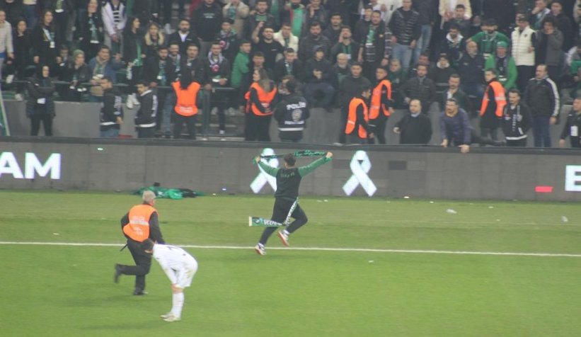 Sahaya atlayıp ortalığı karıştırmıştı: Böyle özür diledi