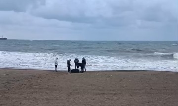 Sahile bu kez uyuşturucu dolu çanta vurdu