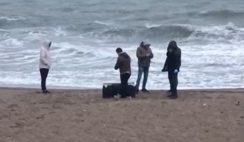 Sahile bu kez uyuşturucu dolu çanta vurdu