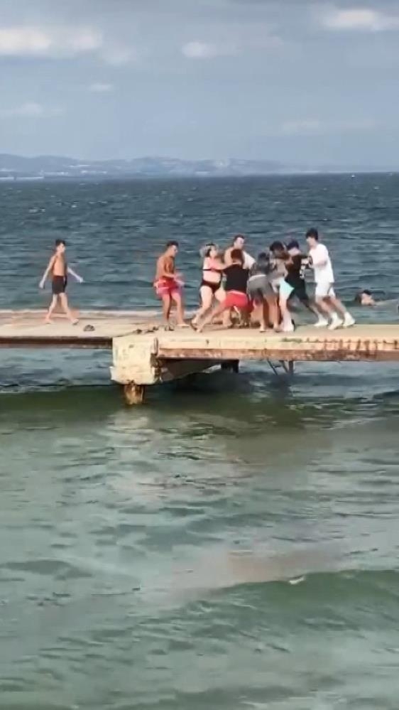 Sahiller ringe döndü, yumruk ve tekmeler havada uçuştu