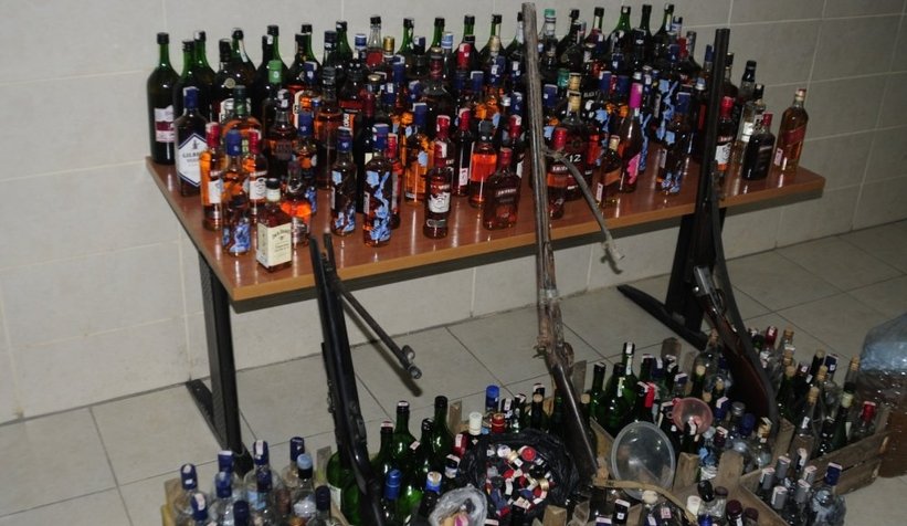 Sahte içkiden zehirlendi, baba, oğlun evine baskın yapıldı