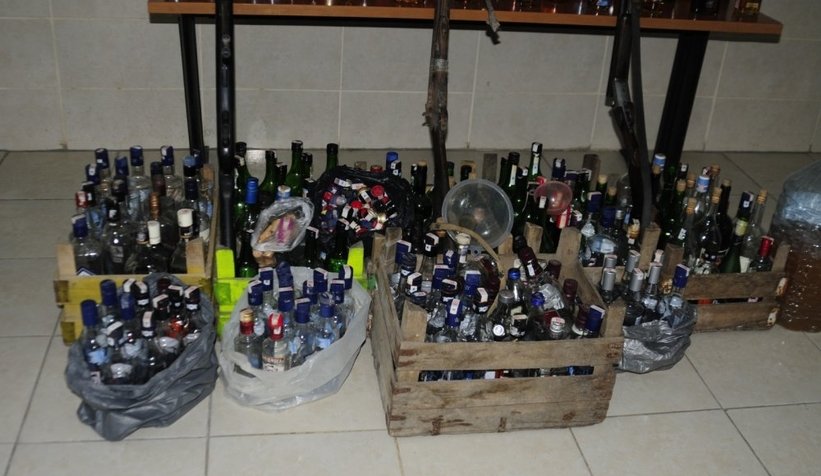 Sahte içkiden zehirlendi, baba, oğlun evine baskın yapıldı