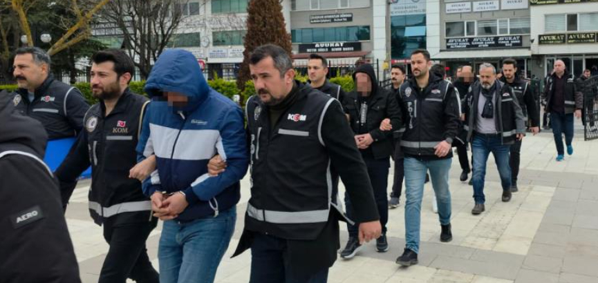 Sahte kimlikle arazi satışı tapu memuruna takıldı