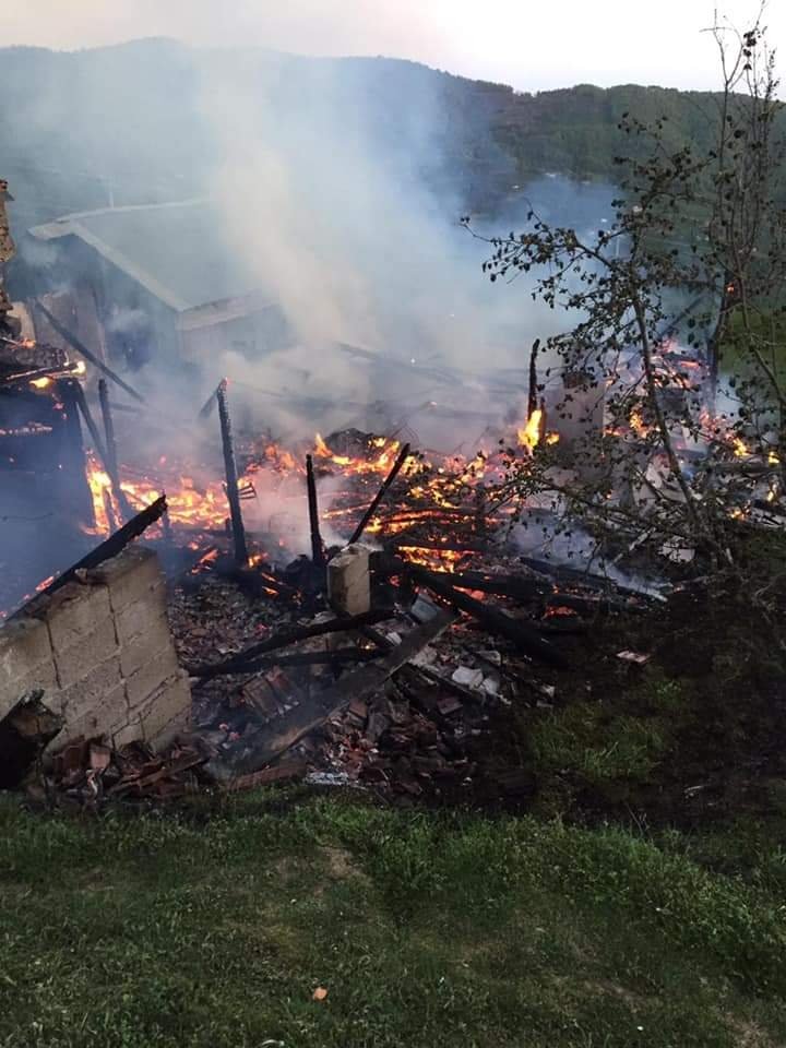 Sahur vakti çıkan yangında ev küle döndü
