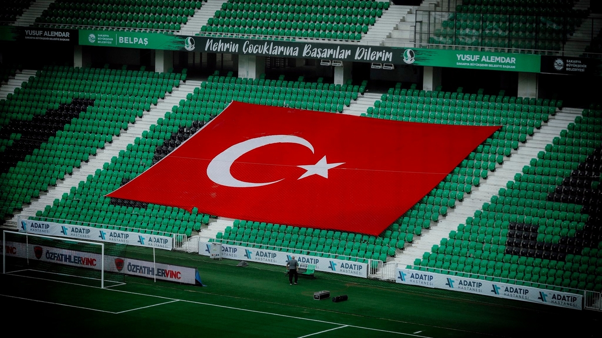 Sakarya Atatürk Stadyumu'na dev Türk bayrağı