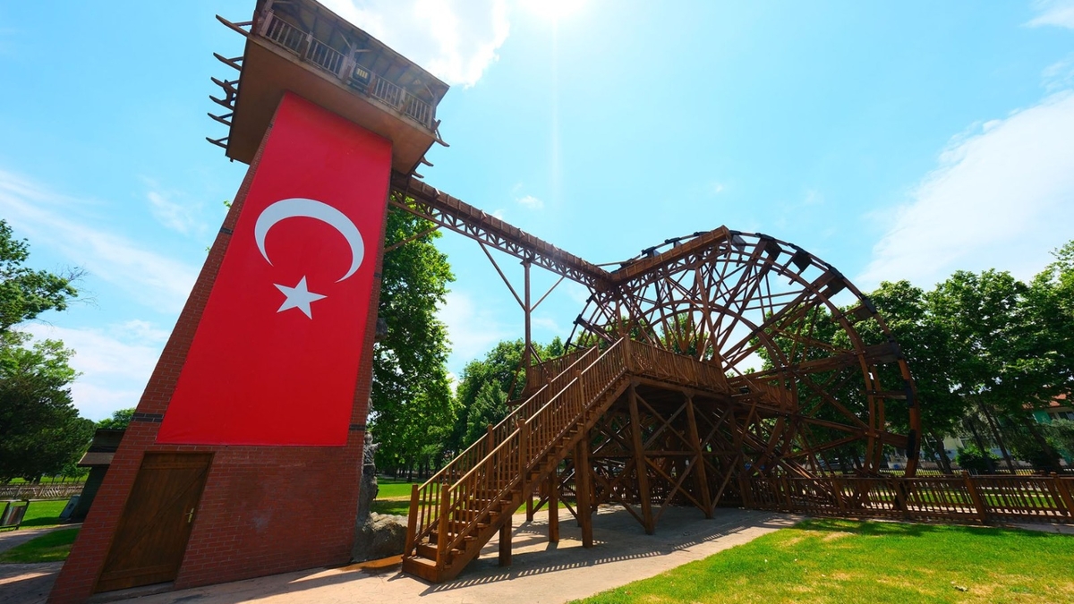 Sakarya Aziz Duran Parkı’ndaki Tarihi Çark ve Yel Değirmeni Yenilendi