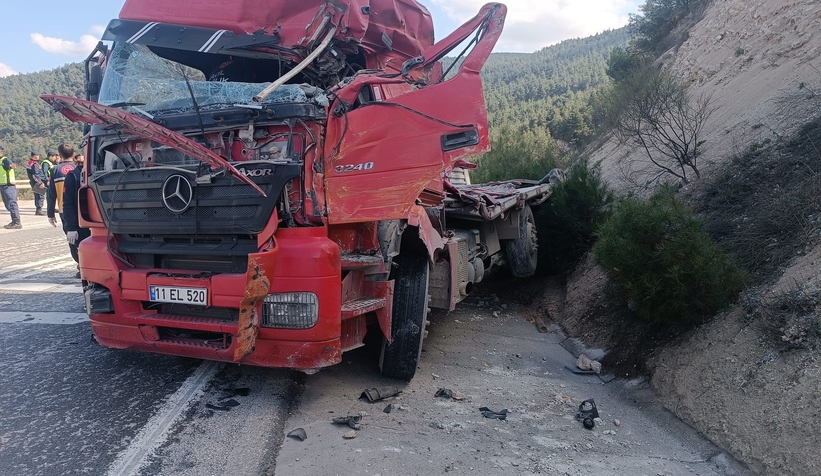 sakarya-bilecik-yolunda-tirlar-carpisti-1-olu-1-yaralimmq5wjnty1
