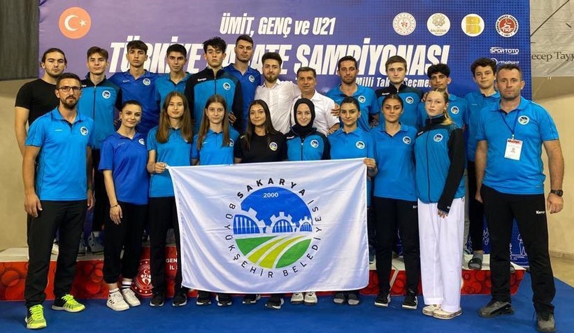 Sakarya Büyükşehir karate sporcuları gururlandırdı