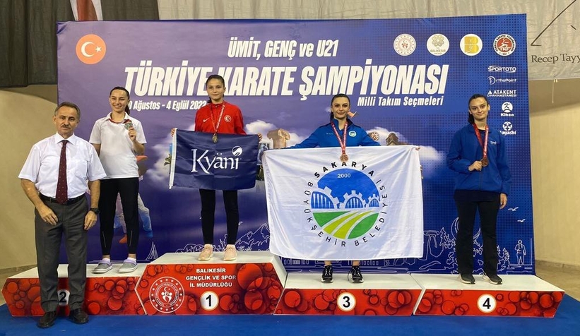 Sakarya Büyükşehir karate sporcuları gururlandırdı